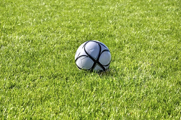 Μπάλα ποδοσφαίρου για ένα πράσινο γρασίδι — Φωτογραφία Αρχείου