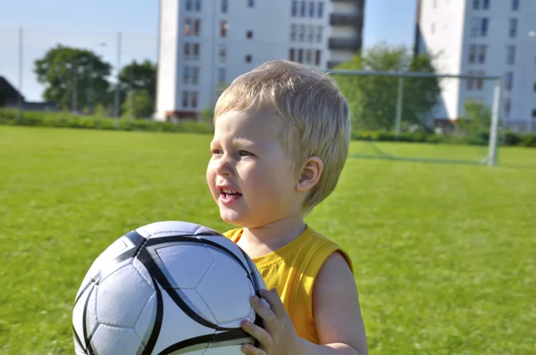 Junge oder Kind spielt Fußball oder Fußballsport, um Sport zu treiben — Stockfoto