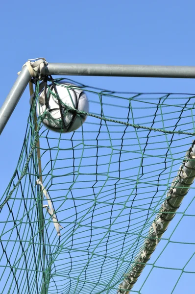 Calcio nella rete goal — Foto Stock