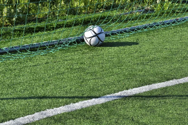 Fútbol en la red de goles —  Fotos de Stock