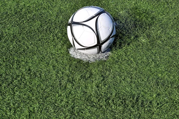 Pelota de fútbol en el punto apenalti en una hierba verde —  Fotos de Stock