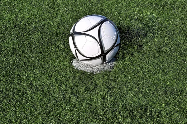 Fußball auf einem Penalti-Punkt auf einem grünen Rasen — Stockfoto
