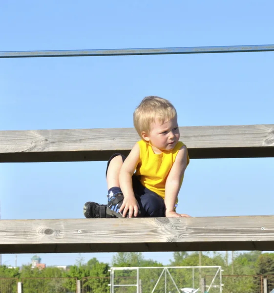 Fiatal fiú vagy a gyerek játszik a foci, vagy futball sport gyakorlásához egy — Stock Fotó