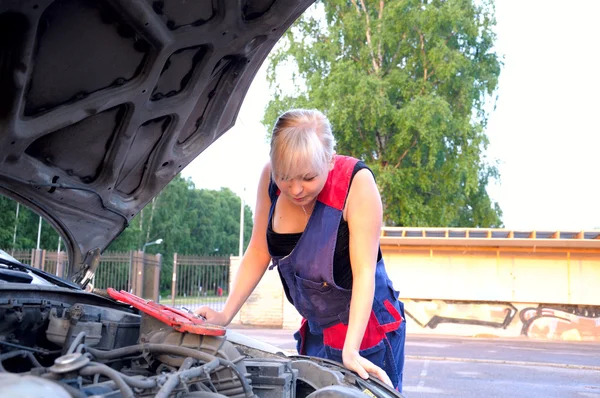 Фото по запросу Девушка ремонтирует машину