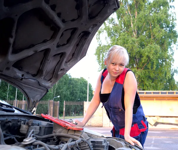 Güzel bir kadın araba tamiri — Stok fotoğraf