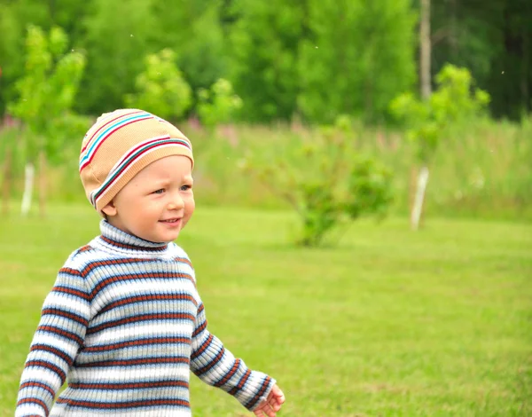 Šťastné dítě chůze — Stock fotografie