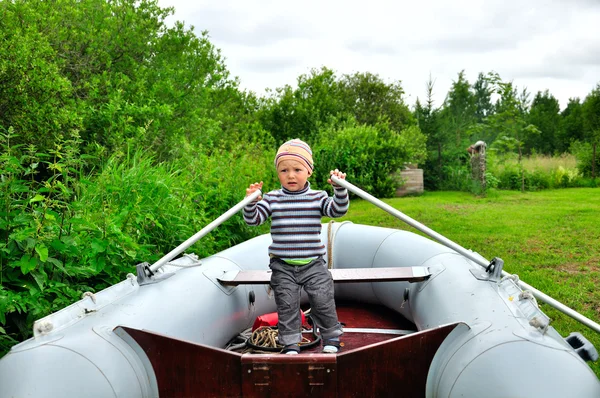 Chlapec vesluje na lodi — Stock fotografie