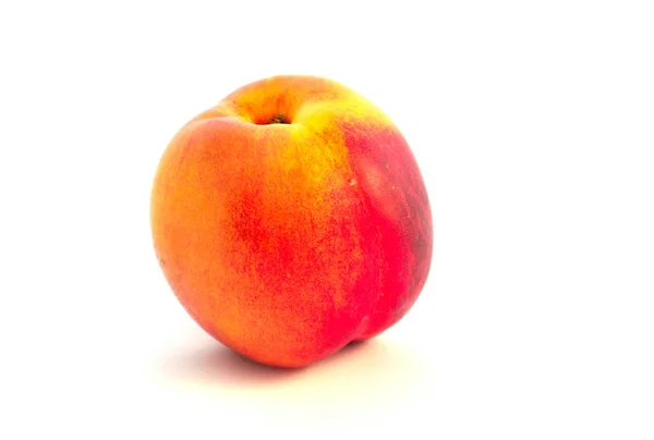 Sammansättningen av saftiga persika, nektarin isolerad på vit backgro — Stockfoto