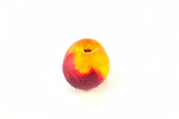 Samenstelling van sappige perzik, nectarine geïsoleerd op witte backgro — Stockfoto