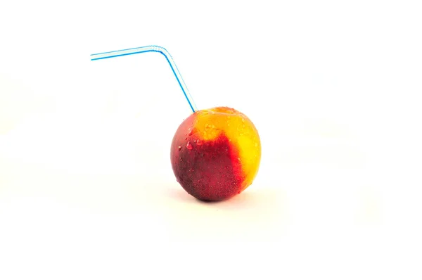 Соковитий персик, нектар з трубкою півня ізольовано на білому фоні — стокове фото