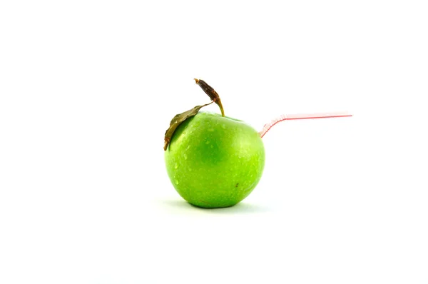 Zelené jablko, izolované s cockteil trubicí — Stock fotografie