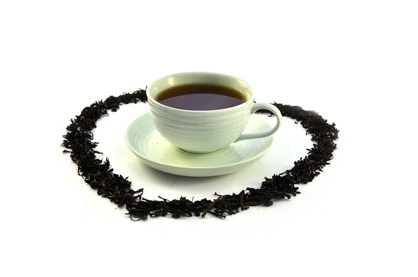 Φλιτζάνι τσάι και τσάι φύλλα σε άσπρο φόντο — Φωτογραφία Αρχείου