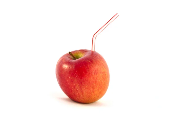 Трубка в сладко-красном яблоке на белом фоне — стоковое фото