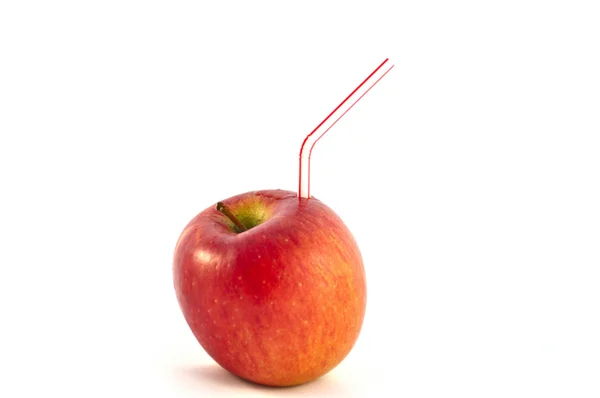 Трубка в сладко-красном яблоке на белом фоне — стоковое фото