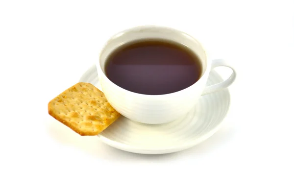 Kopje thee en cookie op witte achtergrond — Stockfoto
