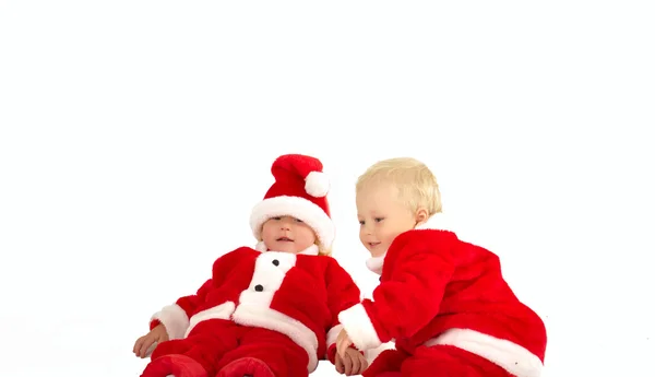 Due bambine in costume da Babbo Natale isolate sul bianco — Foto Stock