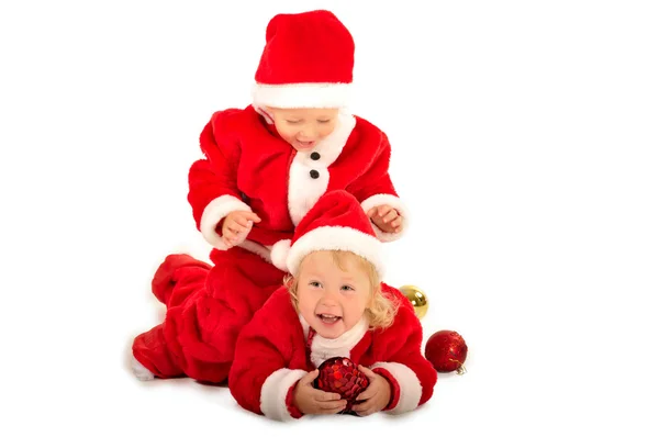 Due bambine in costume da Babbo Natale isolate sul bianco — Foto Stock