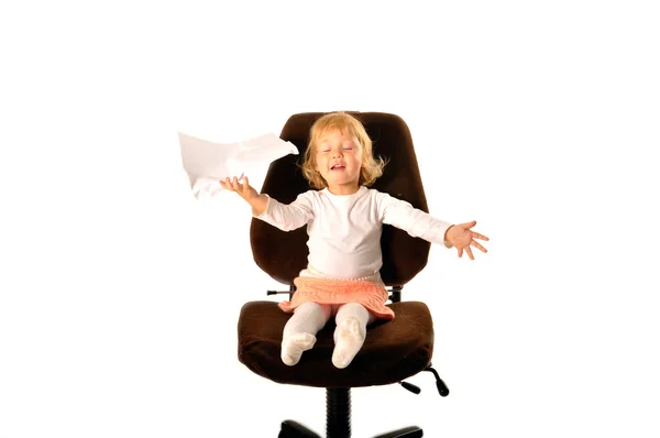 Hübsches Kind mit Leerzeichen auf einem Stuhl sitzend. isoliert auf weiß — Stockfoto
