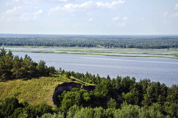 Waldlandschaft mit Blick auf den Fluss aus der Höhe lizenzfreie Stockbilder