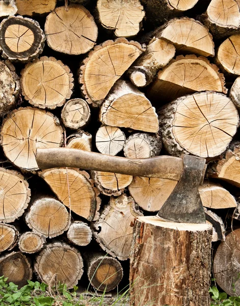 木垛和斧头 — 图库照片