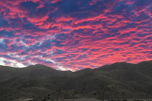 almeria dağlarında kırmızı günbatımı