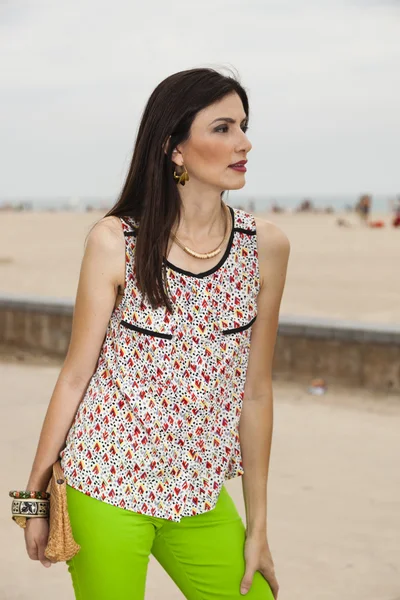 Woman posing wirth a handbag near the beach — Stock Photo, Image