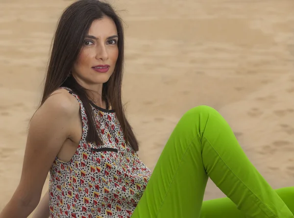 Model blickt in Strandnähe auf Kamera lizenzfreie Stockfotos