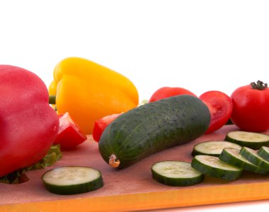 Beyaz arka planda taze sebzeler