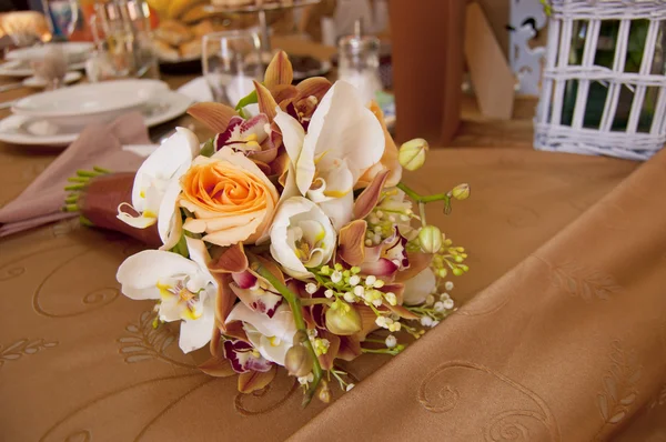 結婚披露宴で花嫁のブーケと新郎新婦のテーブル ロイヤリティフリーのストック写真