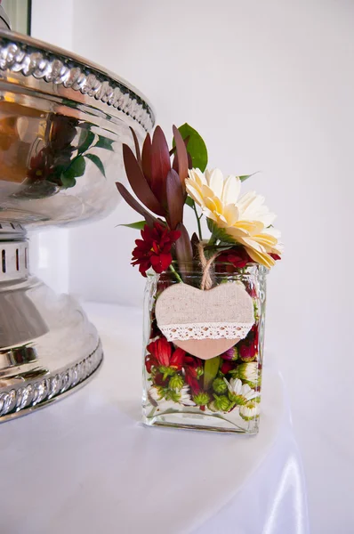 Sedmikráska v váza s velkým srdcem — Stock fotografie
