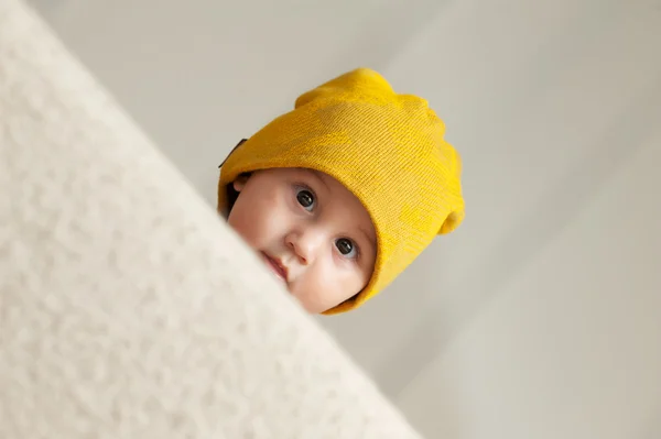 Şirin Bebek bere şapka ile — Stok fotoğraf