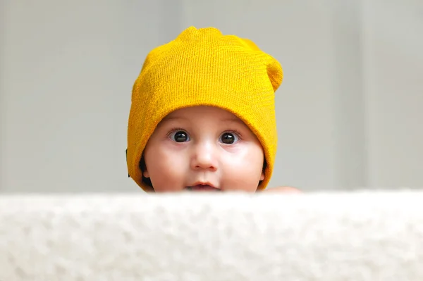 Симпатичный ребенок с фасолью — стоковое фото