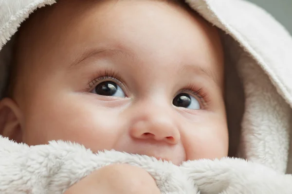 Χαριτωμένο μωρό μέσα ένα σάλι — Φωτογραφία Αρχείου