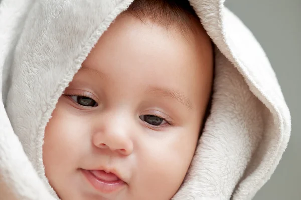 Şal içinde şirin bebek — Stok fotoğraf