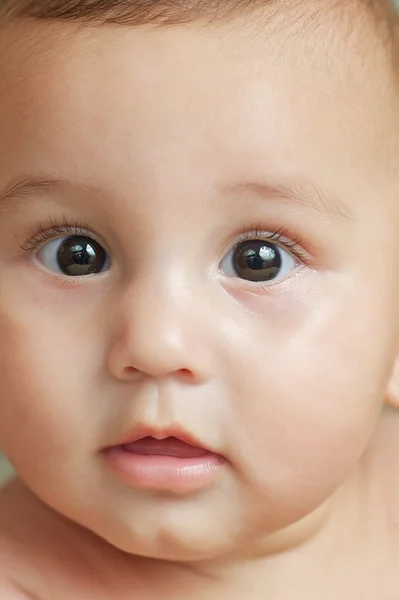 Bonito bebê olhando — Fotografia de Stock