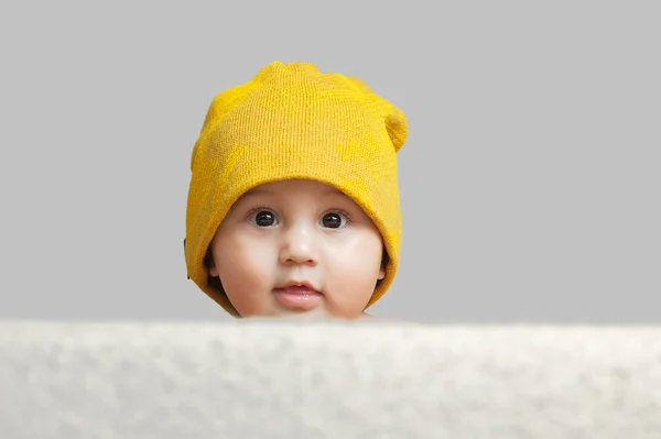 Bebê bonito com um chapéu de gorro — Fotografia de Stock