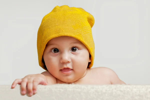 Χαριτωμένο μωρό με ένα καπέλο beanie — Φωτογραφία Αρχείου