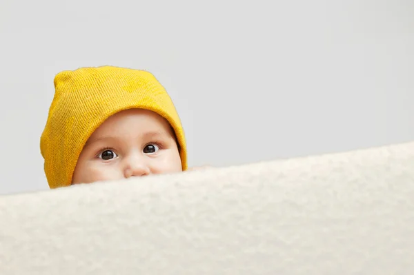Lindo bebé con un sombrero de gorro —  Fotos de Stock