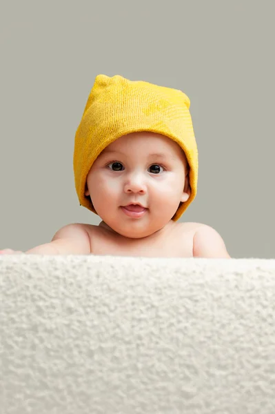 Lindo bebé con un sombrero de gorro — Foto de Stock