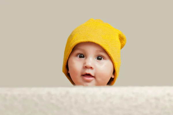 Niedliches Baby mit Mütze — Stockfoto