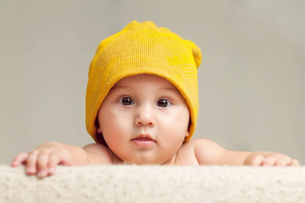 Niedliches Baby mit Mütze — Stockfoto