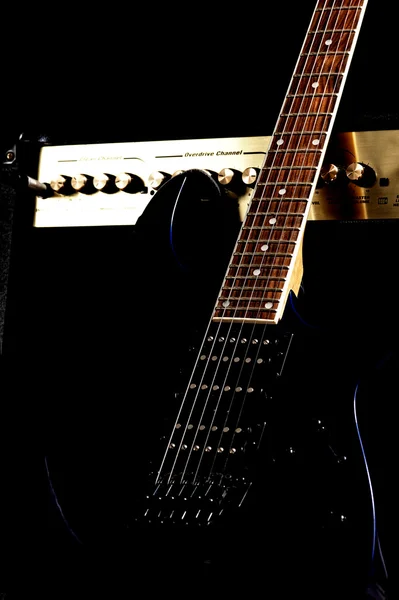 Versterker met elektrische gitaar — Stockfoto