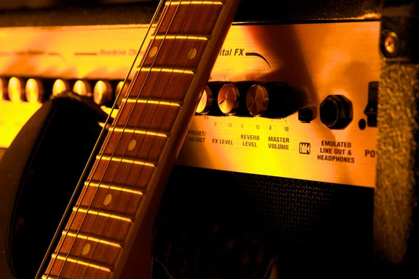 Amplificador con guitarra eléctrica — Foto de Stock