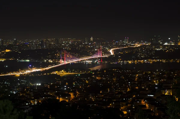 Ночной вид на Босфорский мост — стоковое фото