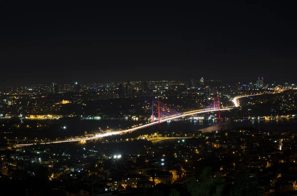 Vista notturna del ponte sul Bosforo — Foto Stock