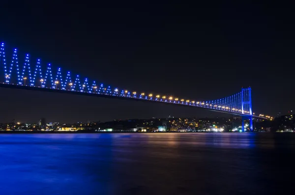 博斯普鲁斯海峡大桥的夜景 — 图库照片