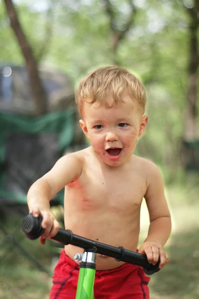 Αγόρι στο ποδήλατο — Φωτογραφία Αρχείου