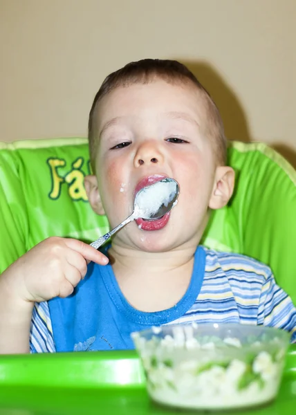 Éhes fiú eszik porrige — Stock Fotó