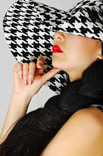 Красные губы и белая черная шляпа — стоковое фото
