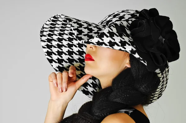 Kırmızı dudaklar ve beyaz siyah şapka — Stok fotoğraf